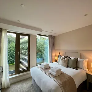 https://the-noir-blanc-retreat-at-ryedale-house.yorkshirehotels.net